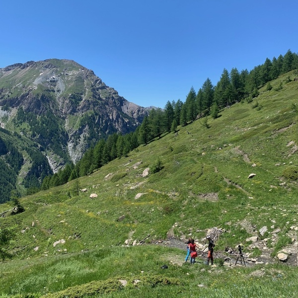 Un\u0027immagine di baskstage in Val Troncea durante le riprese del minivideo \u0022Gocce di cambiamento\u0022.