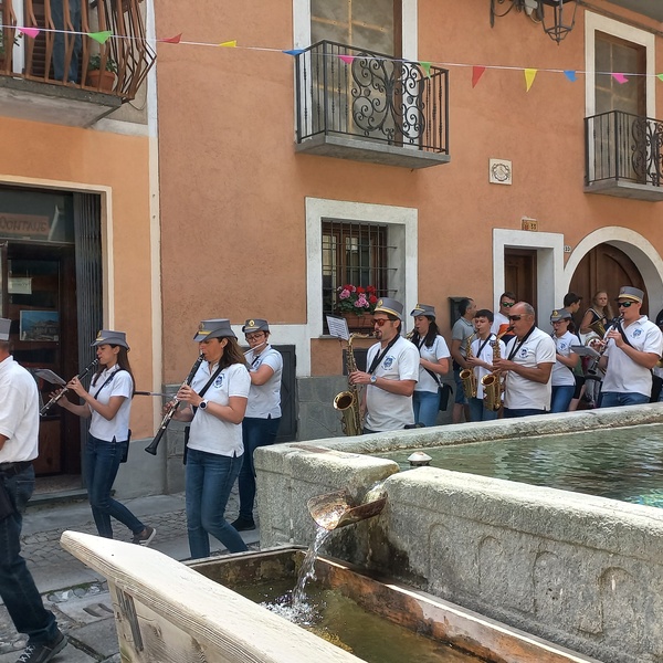 Festa patronale di San Giovanni \u002D la banda davanti alla fontana dell\u0027Hotel Dieu