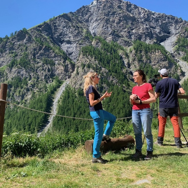 Un\u0027immagine di baskstage in Val Troncea durante le riprese del minivideo \u0022Gocce di cambiamento\u0022.