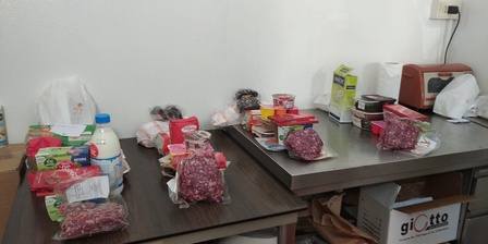 Le buste sottovuoto di carne di cinghiale insieme ai prodotti che vengono confezionati nelle cassette destinate alle famiglie bisognose.