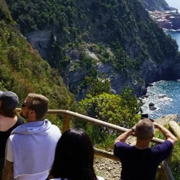 Turisti lungo i sentieri delle 5 Terre