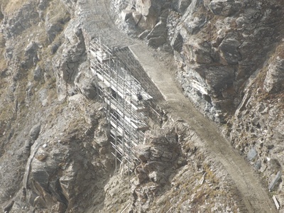 Un\u0027immagine del cantiere per ripristinare il tratto franato della strada per il Colle della Vecchia.