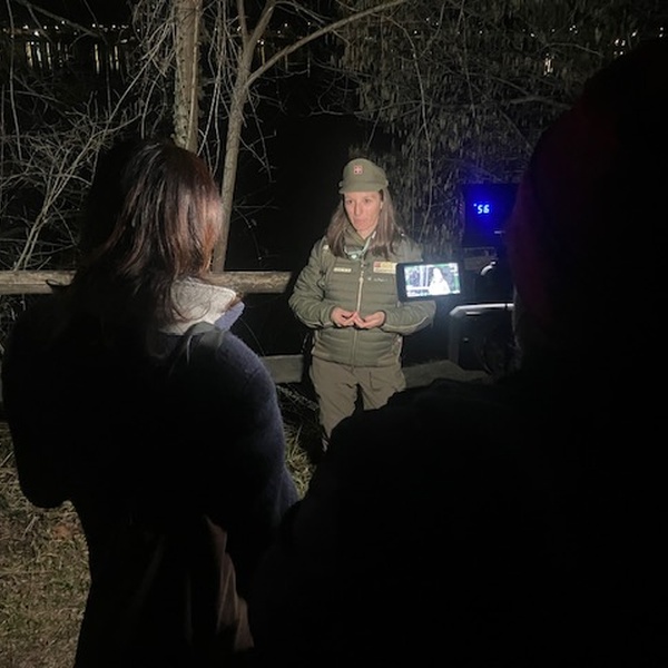 La guardiaparco Debora Barolin intervistata dalla troupe della TGR Piemonte.