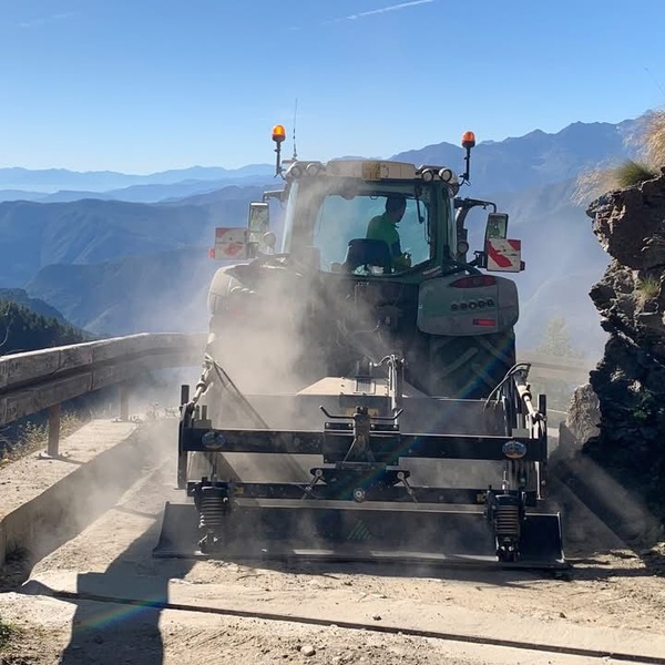 La fresatura della strada del Selleries.