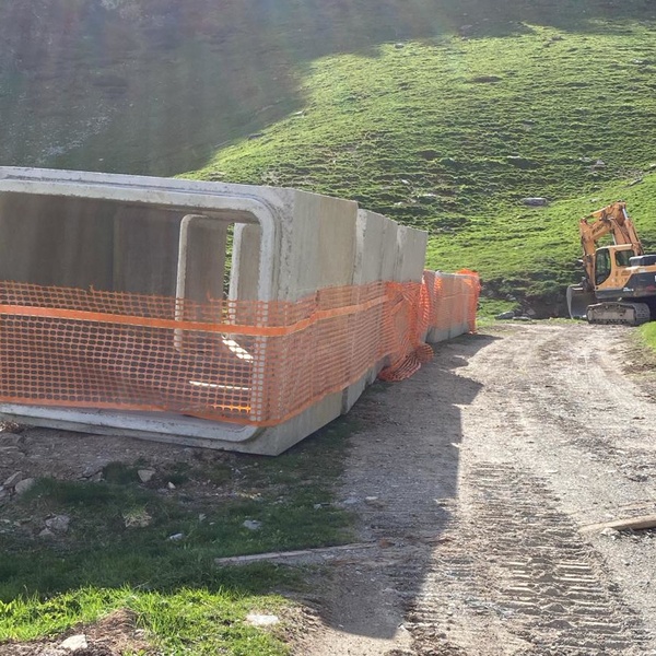 Un\u0027immagine del cantiere lungo la strada del Selleries.