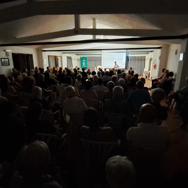 La sala gremita durante lo spettacolo \u0022Il canto della foresta\u0022.
