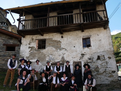 Masque en dansa \u002D Coro di Mezzenile