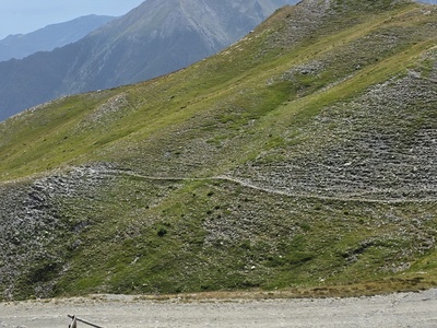 Al Cippo dell\u0027Assietta, on monte strictement à pied, les vélos peuvent être posés sur les supports en bord de route.