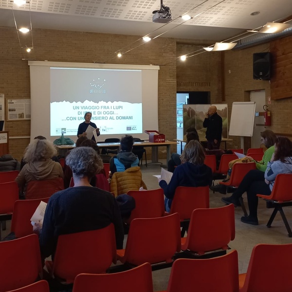 Le Guide dei Parchi Alpi Cozie durante la restituzione delle attività sul lupo.