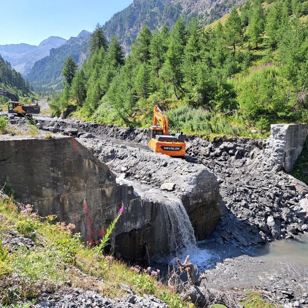 I lavori di riqualificazione fluviale lungo il torrente Chisone nel Parco Naturale della Val Troncea.