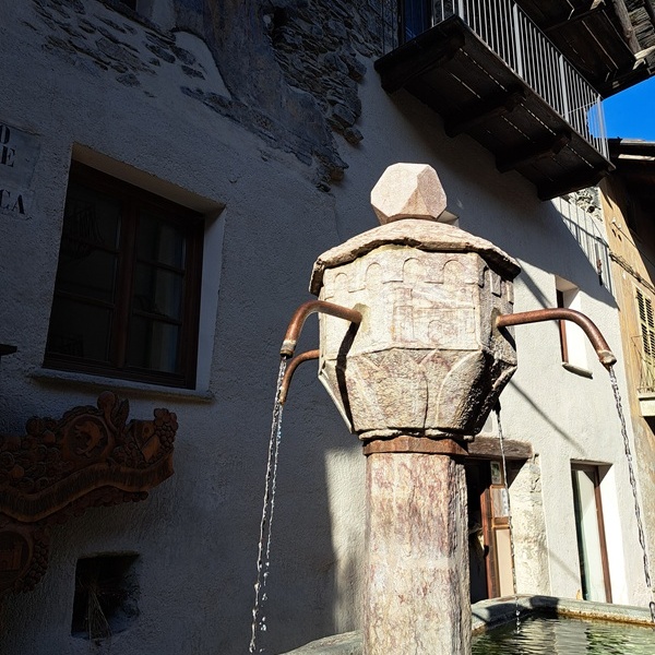 L\u0027Hotel Dieu e la sua fontana