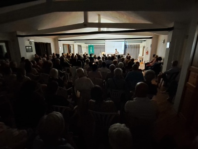 La sala gremita durante lo spettacolo \u0022Il canto della foresta\u0022.