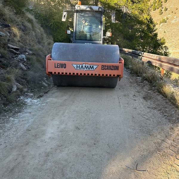 I lavori di rullatura della strada per il Selleries.