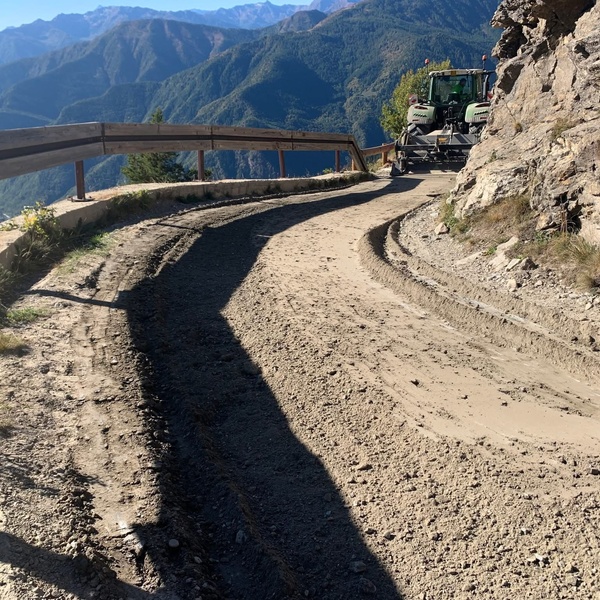 La strada del Selleries durante i lavori di fresatura.