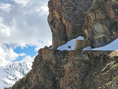 Une image prise au printemps 2025 du tronçon de route affecté par le glissement de terrain.