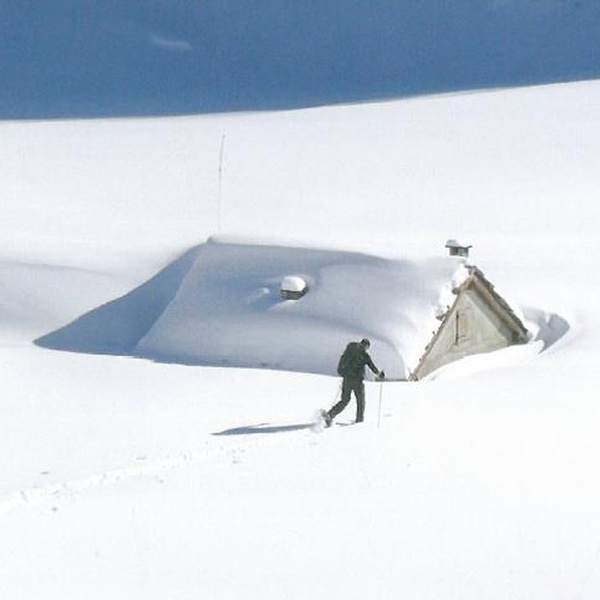 Cabane de surveillance dans la neige