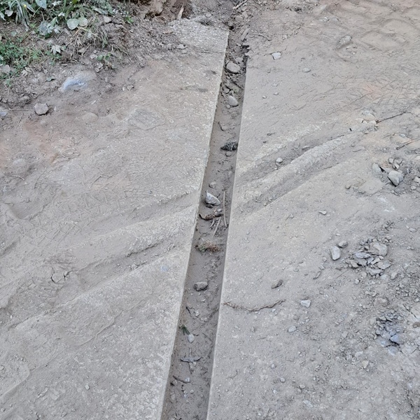 Cantiere strada Selleries \u002D Danni causati dal transito (vietato!) di biciclette sul cemento fresco delle canalette trasversali \u002D situazione al 16 luglio 2025