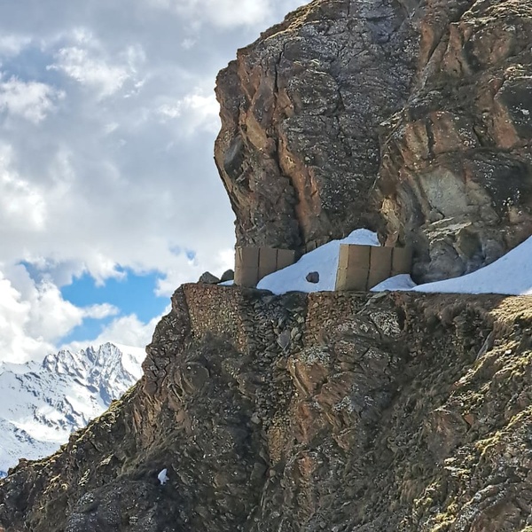 Un\u0027immagine scattata nella primavera del 2025 del tratto di strada interessato dalla frana.