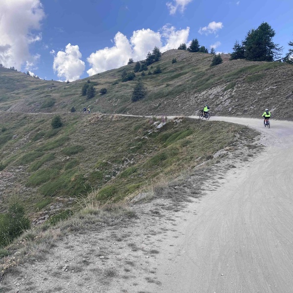 En vélo le long de la route de l\u0027Assietta un jour de fermeture à la circulation motorisée.
