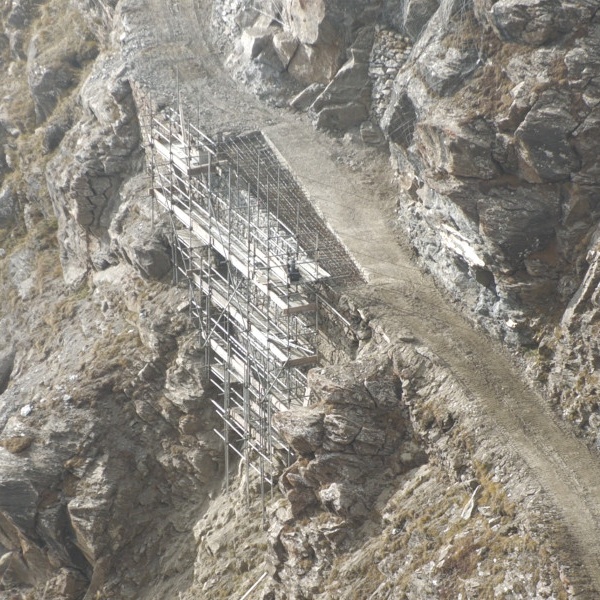 Un\u0027immagine del cantiere per ripristinare il tratto franato della strada per il Colle della Vecchia.