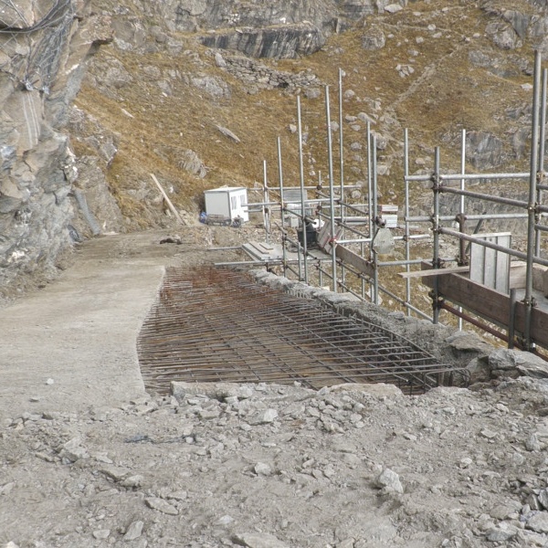 Un\u0027immagine del cantiere per ripristinare il tratto franato della strada per il Colle della Vecchia.
