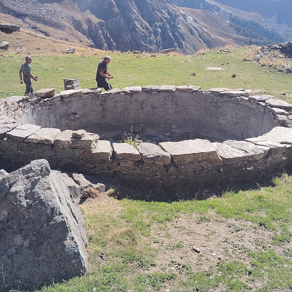 Un bacino di raccolta delle acque ormai in disuso presso le Bergerie del Ciardonnet, comune di Roure. Verrà ripristinato nell\u0027ambito del progetto Alcotra Aclimo.