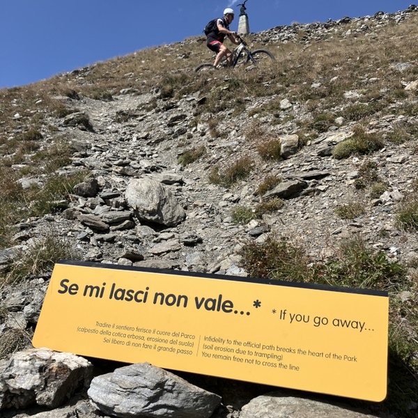 Évidentes traces d\u0027érosion aux endroits où les gens sortent du sentier.