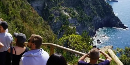 Turisti lungo i sentieri delle 5 Terre