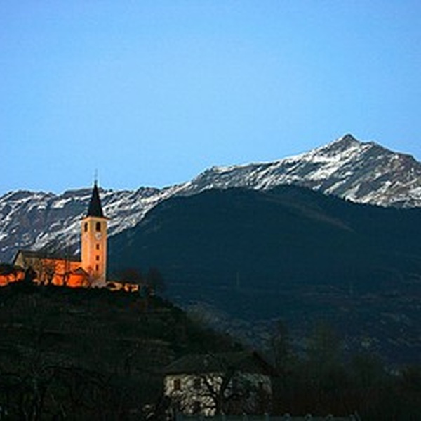 La Chiesa di Giaglione, con il Rocciamelone sullo sfondo