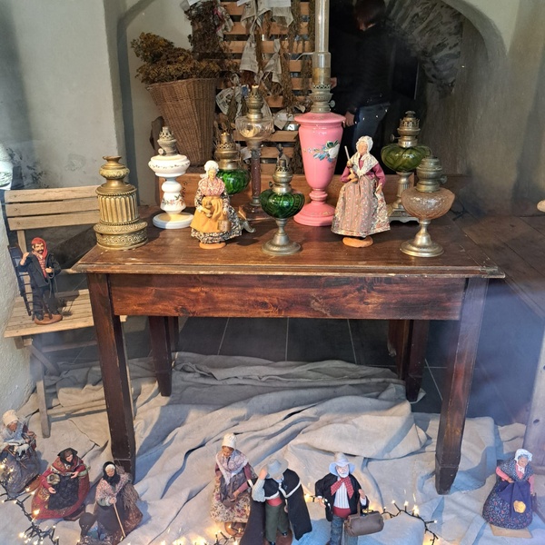 Il presepe dei Santons provenzali nella vetrina dell\u0027Hotel Dieu
