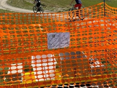 Une image des dépôts qui apparaissent le long de la Route Provinciale 173 de l\u0027Assietta.