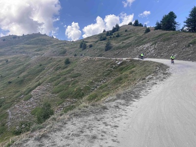 In bici lungo la strada dell\u0027Assietta in un giorno di chiusura ai mezzi motorizzati.