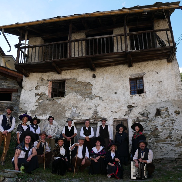 Masque en dansa \u002D Coro di Mezzenile