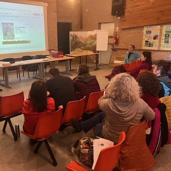 Le Guide dei Parchi Alpi Cozie durante la restituzione delle attività sul lupo.