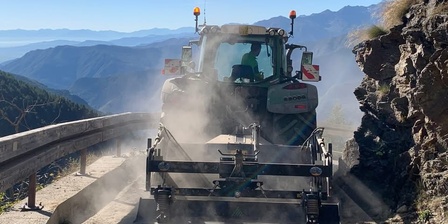 La fresatura della strada del Selleries.