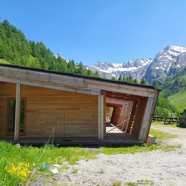 La nuova struttura di accoglienza dell\u0027Alpe Mey nel Parco Naturale della Val Troncea. Turisti e frequentatori NON possono accedervi con mezzi a motore. I permessi vengono solo rilasciati ai proprietari di immobili e fondi e titolari di attività ricettive e agro\u002Dsilvo\u002Dpastorali.