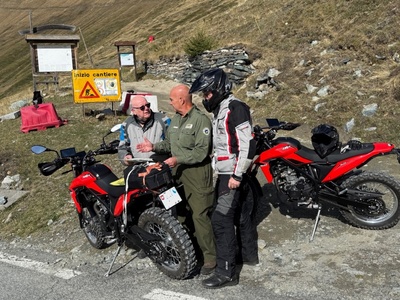 Luca Giunti informa due motociclisti sulle norme da rispettare nei Parchi.