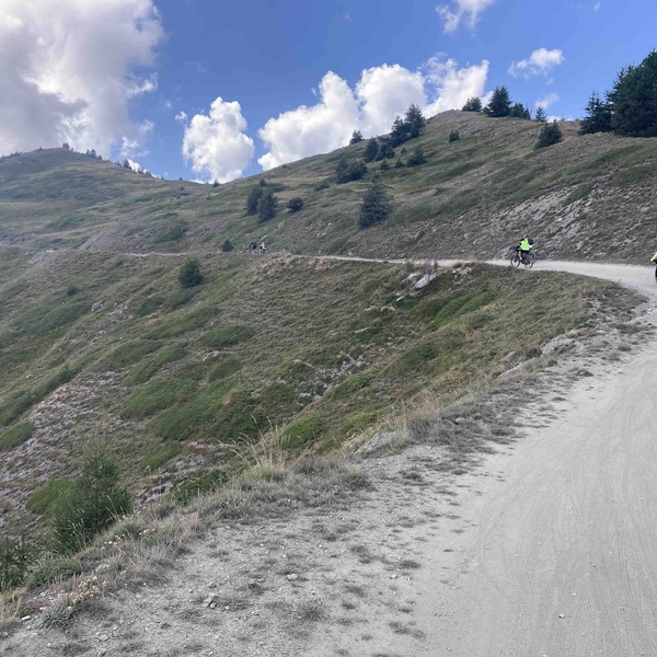 En vélo le long de la route de l\u0027Assietta un jour de fermeture aux véhicules motorisés.