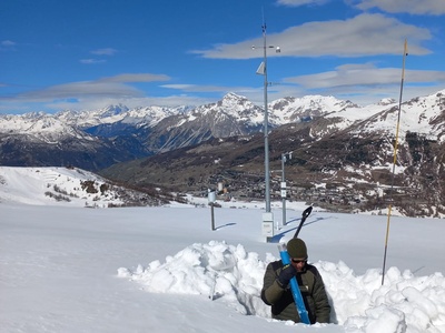 Guardiaparco engagé dans un relevé nivologique.