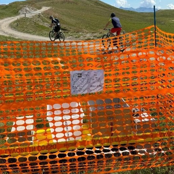 Une image des dépôts qui apparaissent le long de la Route Provinciale 173 de l\u0027Assietta.