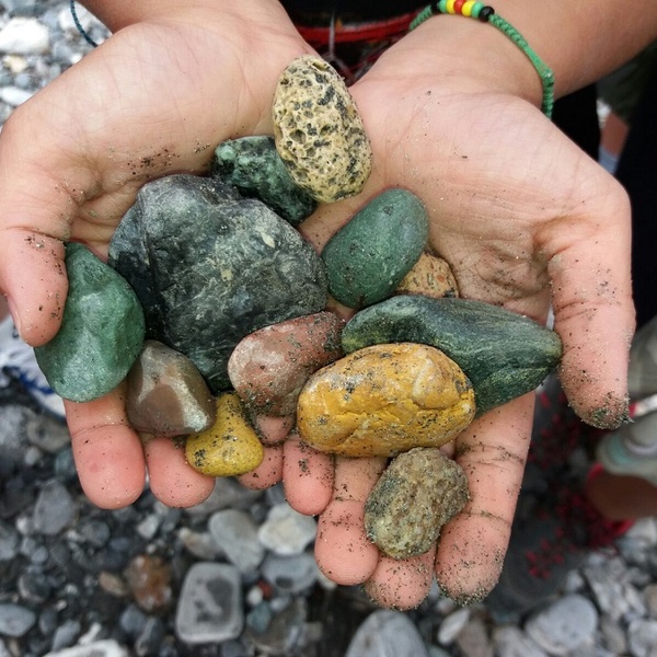 Roches ramassées dans la rivière