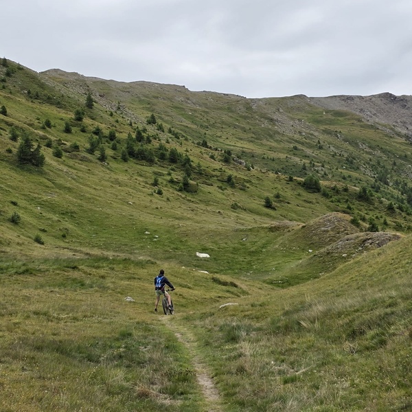 La \u003Ci\u003EStrada dei Cannoni\u003C/i\u003E offre des tronçons de single track intéressants où le plaisir est garanti! Mais attention aux randonneurs!