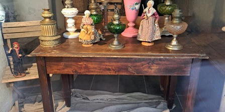 Il presepe dei Santons provenzali nella vetrina dell\u0027Hotel Dieu