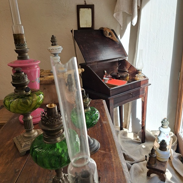 Collezione di lampade in vetrina presso l\u0027Hotel Dieu