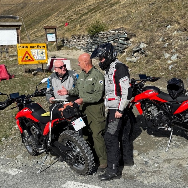 Luca Giunti informa due motociclisti sulle norme da rispettare nei Parchi.